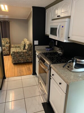 Fridge, microwave, oven, stovetop - Prime Location Spacious Mobile Home PCB - Walk to Attractions, Skip the Traffic! (Panama City)