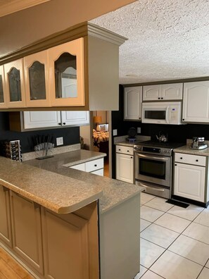 Kjøleskap, mikrobølgeovn, ovn og kokeplater