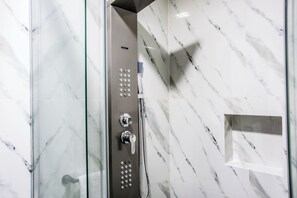 Departamento familiar | Baño | Regadera, secadora de cabello, toallas, shampoo 
