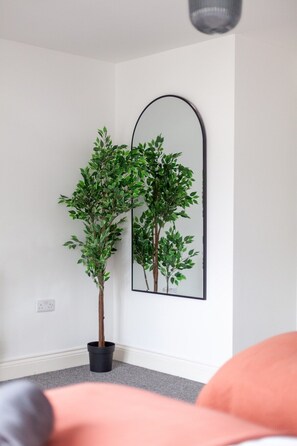 3 bedrooms, iron/ironing board, Internet, bed sheets - Newly refurbished House - Stratford - w/Parking (Greater London)