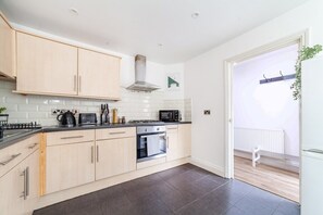 Fridge, microwave, oven, stovetop - Newly refurbished House - Stratford - w/Parking (Greater London)