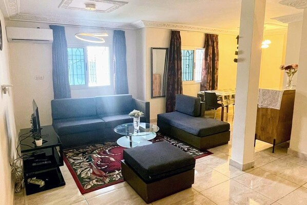 Smart TV - La Siesta-Abidjan- Enchanting One Bedroom Split-Mezzanine Apartment with AC-WIFI (Abidjan)