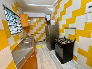 Fridge, microwave, oven, stovetop - La Siesta-Abidjan- Enchanting One Bedroom Split-Mezzanine Apartment with AC-WIFI (Abidjan)