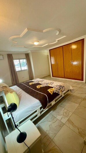 1 bedroom, iron/ironing board, WiFi, bed sheets - La Siesta-Abidjan- Enchanting One Bedroom Split-Mezzanine Apartment with AC-WIFI (Abidjan)