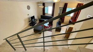 Smart TV - La Siesta-Abidjan- Enchanting One Bedroom Split-Mezzanine Apartment with AC-WIFI (Abidjan)