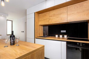 Kjøleskap, ovn, kokeplater og oppvaskmaskin