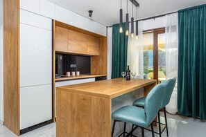 Kjøleskap, ovn, kokeplater og oppvaskmaskin