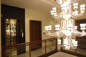 위성 채널 시청이 가능한 32인치 스마트 TV, 벽난로, 프린터