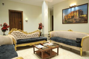 32-inch Smart TV with satellite channels, fireplace, printers - Shiv Hari Heritage  (Jodhpur)