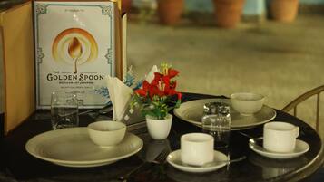 Desayuno con opciones de la cocina local diario (INR 280 por persona)