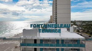 Ett hotell som heter Fontainebleau Terrace med utsikt över stranden och havet.
