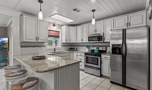 Frigorífico, microondas, horno y placa de cocina