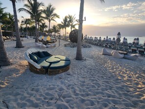 Beach towels - Stunning Caribbean Ocean Views Centrally Located - Golf Cart Arrangements (Bailey Town)