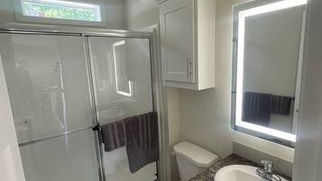 Dusche, Haartrockner, HandtĂŒcher, Toilettenpapier