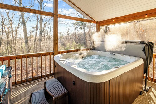 NEW Cozy Secluded Mountain Cabin: Hot Tub with Views, Pets OK, Firepit & Smores
