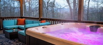 NEW Cozy Secluded Mountain Cabin: Hot Tub with Views, Pets OK, Firepit & Smores