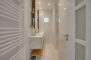 Bidet, Handtücher, Toilettenpapier