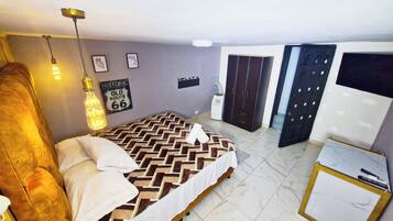 10 bedrooms, iron/ironing board, free WiFi, bed sheets