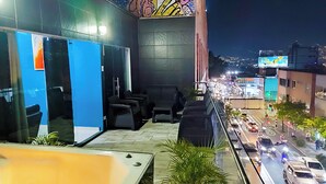 Un hôtel doté d’un espace de détente sur le toit, d’une fresque murale et offrant une vue sur la rue.