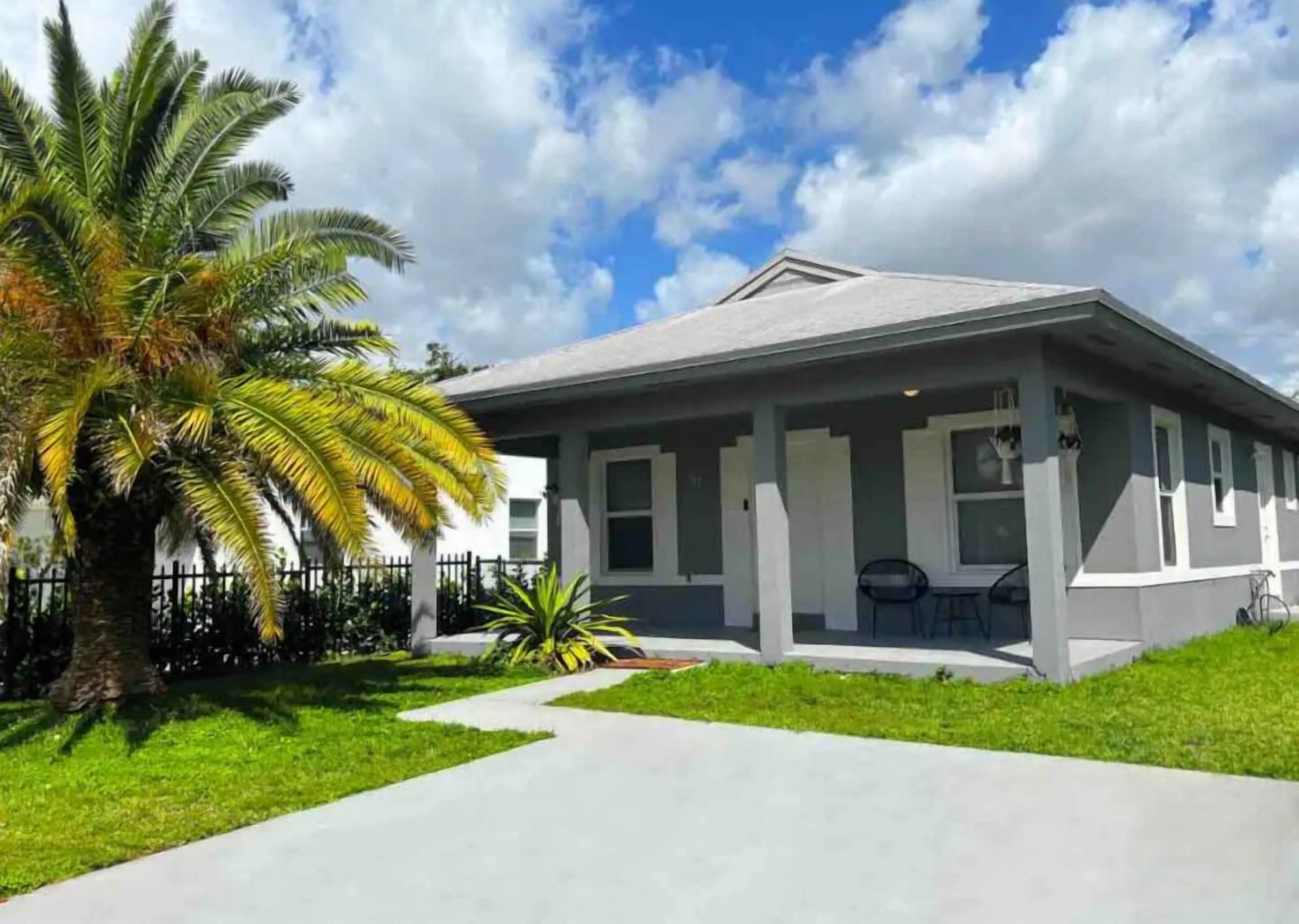 Stylish Miami Oasis: 3Bed, 2Bath with BBQ, Just 15min from the Beach.