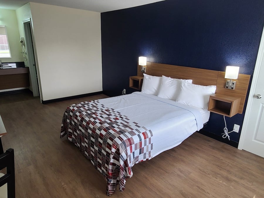 Deluxe Room, 1 Queen Bed, Accessible, Non Smoking | Desk, iron/ironing board, WiFi (free), bed sheets