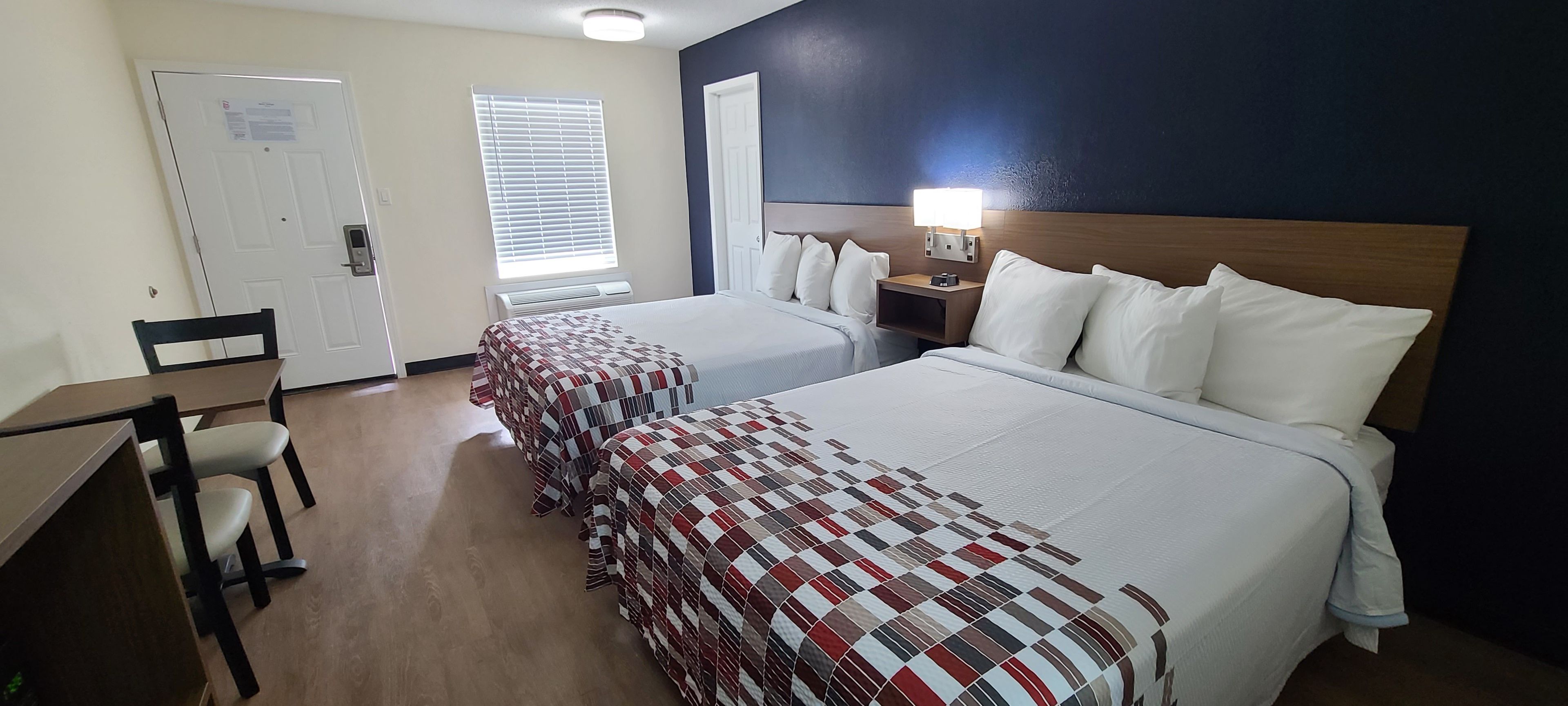 Chambre Deluxe, 2 grands lits, non-fumeur | Bureau, fer et planche à repasser, accès au Wi-Fi (inclus)