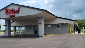 A Red Roof Inn with a covered parking area and a single-story structure. - Red Roof Inn Byron (Byron)