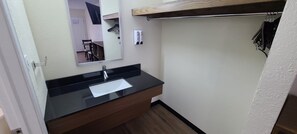 Deluxe Room, 1 Queen Bed, Non Smoking | Bathroom | Free toiletries, hair dryer, towels, soap - Red Roof Inn Byron (Byron)