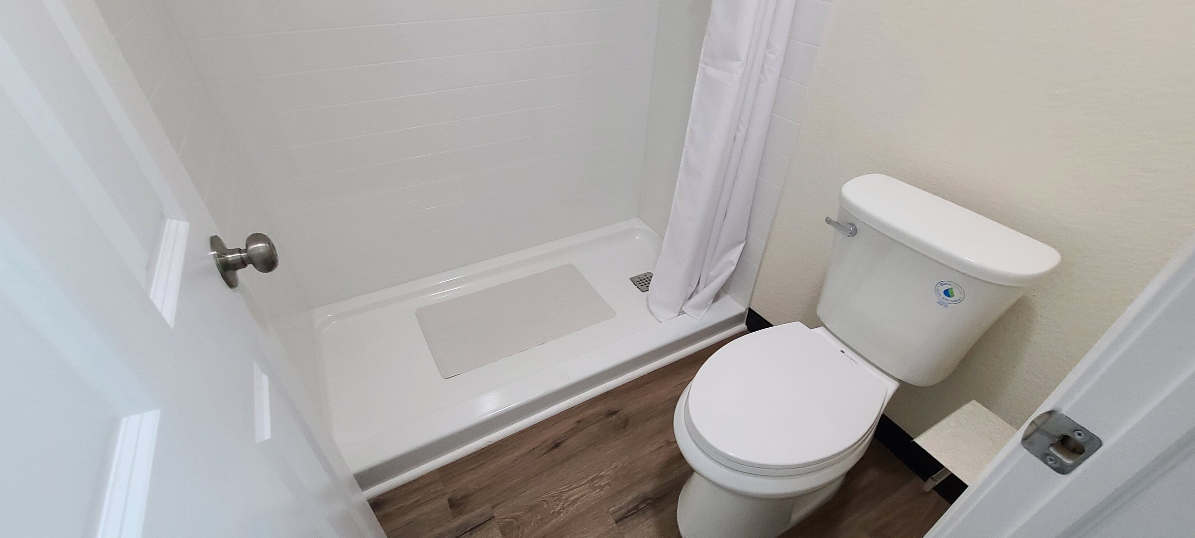 Articles de toilette gratuits, sèche-cheveux, serviettes fournies, savon