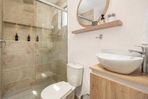 Douche, sèche-cheveux, serviettes fournies, savon