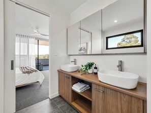 3 bedrooms, iron/ironing board, free WiFi - Margaret's Luxe Penthouse (Margaret River)