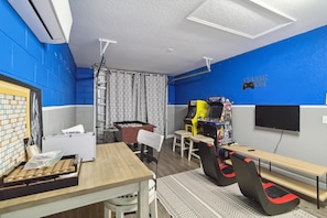 Game room - 5/3 Pool home located in Reserve at Town Center Community! (Davenport)