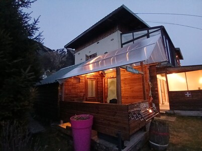 Cabane Face aux Glaciers (May>October) in wooded garden for 2 max, outdoor shower