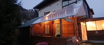 Cabane Face aux Glaciers (May>October) in wooded garden for 2 max, outdoor shower