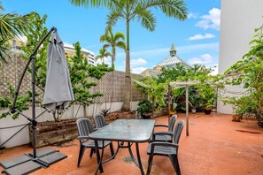 Outdoor dining - Portofino Coastal Retreat-Spacious & Stylish Cairns Apartment | Walk to Esplanade & Lagoon! (Cairns City)