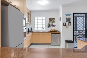 Réfrigérateur, four, plaque de cuisson, lave-vaisselle