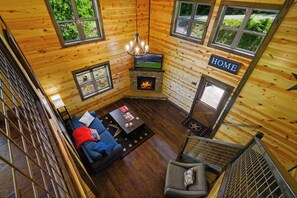 Smart-TV, Kamin, Videospiele, Tischfußball