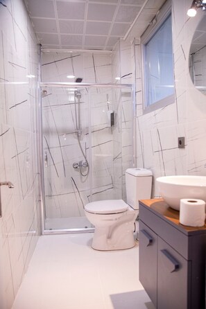 Douche, séchoir à cheveux, serviettes fournies, savon