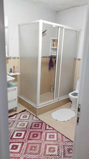 Loft Deluxe, balcon, vue sur la ville | Salle de bain | Douche, séchoir à cheveux, serviettes fournies, savon
