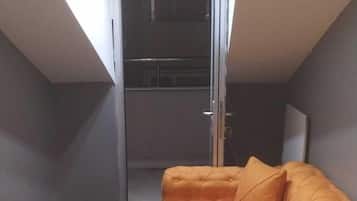 Deluxe Loft, Balcony, City View | Living area