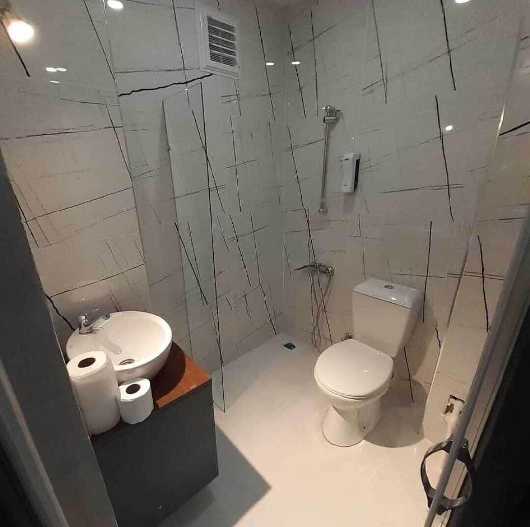 Douche, sèche-cheveux, serviettes fournies, savon
