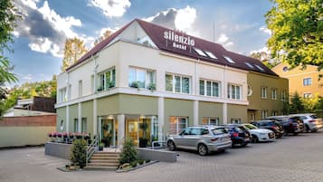 Vista frontal de la propiedad