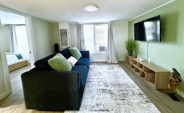 Smart TV - Charming & Bright Gem: Awesome Location/AC/Laundry (Renton)