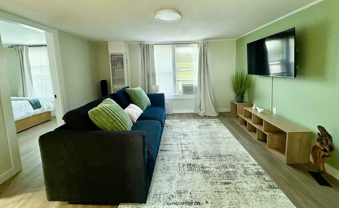 Charming 1-bedroom unit in Downtown Renton with AC, WiFi