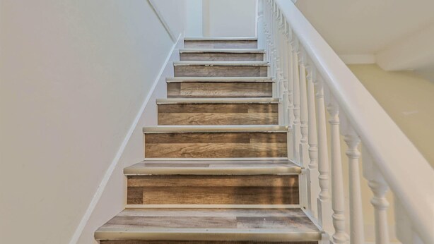 A staircase with wooden steps and white balusters. - Charming & Bright Gem: Awesome Location/AC/Laundry (Renton)