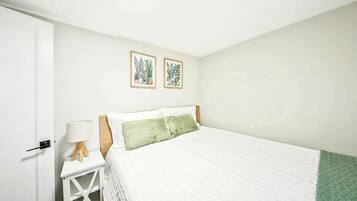 1 bedroom, desk, free WiFi, bed sheets