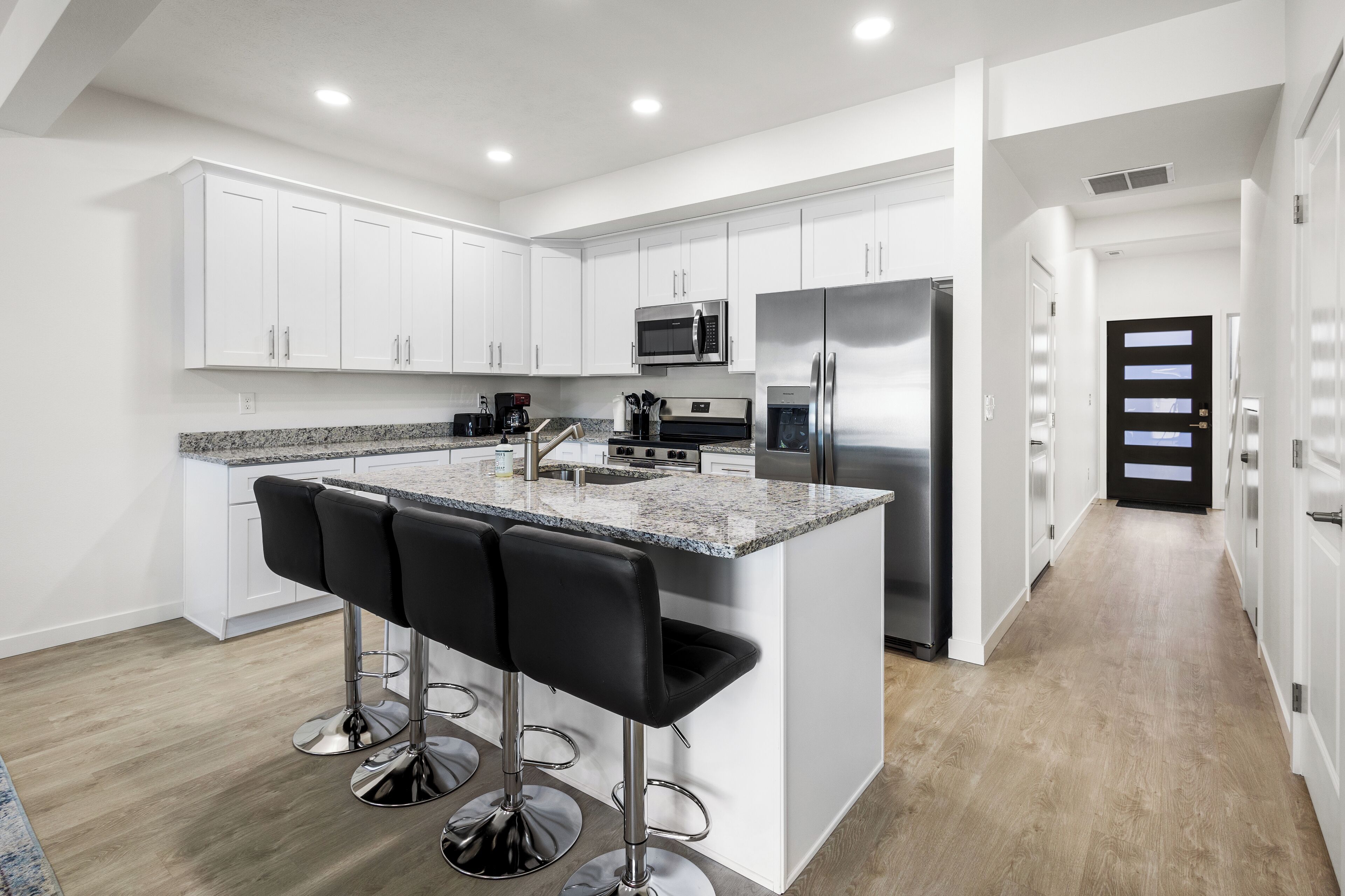 Microondas, horno, parrilla de estufa y lavavajillas 