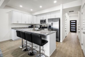 Microwave, oven, stovetop, dishwasher - 3-bedroom townhome in serene Spokane Valley with AC (Spokane Valley)