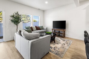 Smart TV - 3-bedroom townhome in serene Spokane Valley with AC (Spokane Valley)