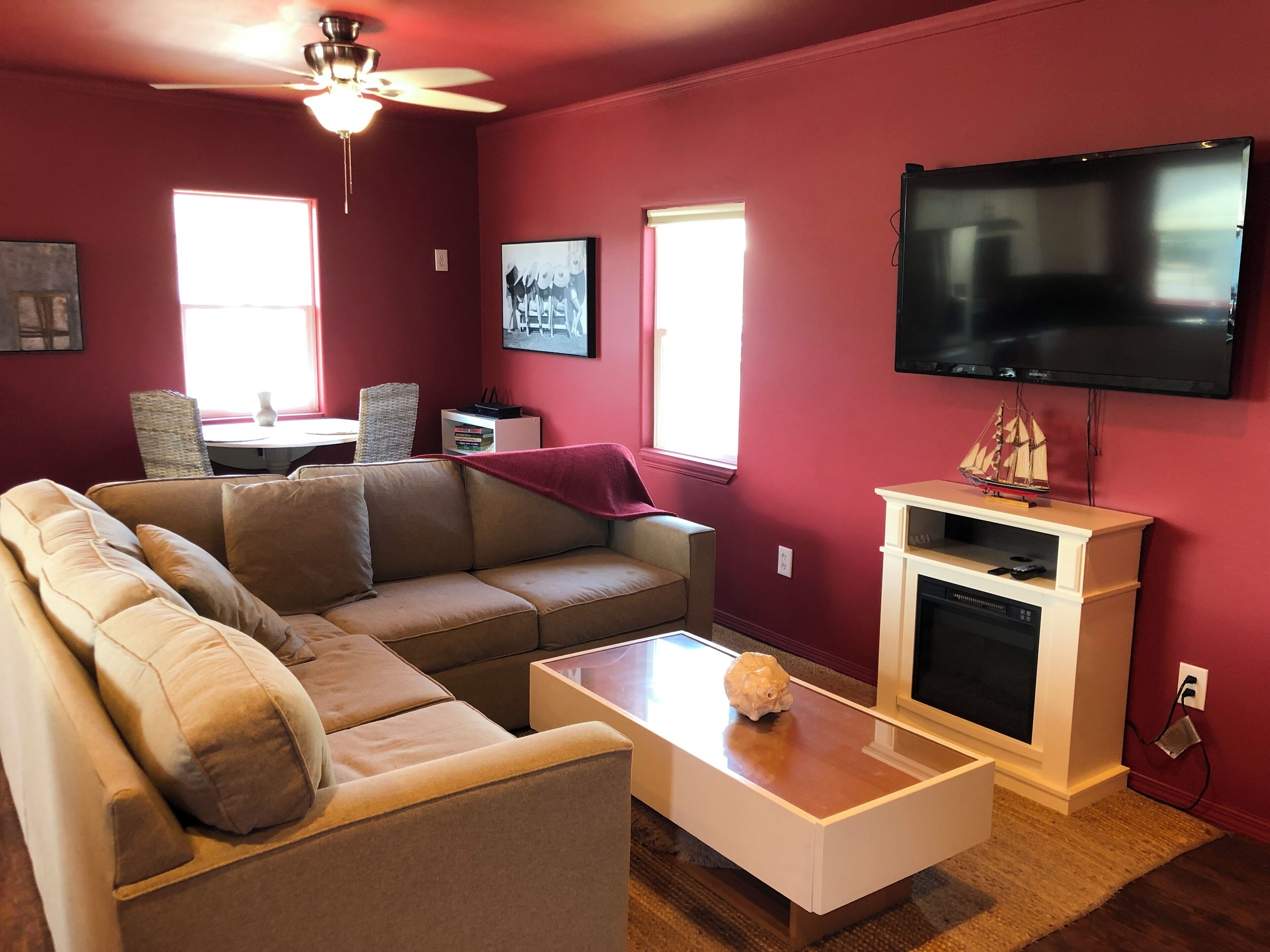 Una Smart TV, una chimenea